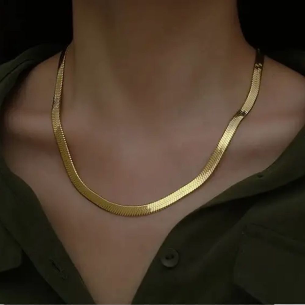18inches  classic Stainless Steel Gold snake necklace. Pristine